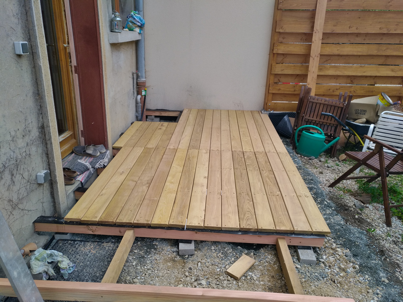 Terrasse bois Ambérieux-en-Bugey : habillage spa en cours